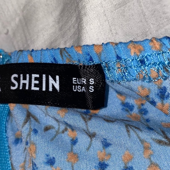 SHEIN TWIST FRONT DITSY FLORAL DRESS - Picture 4 of 4